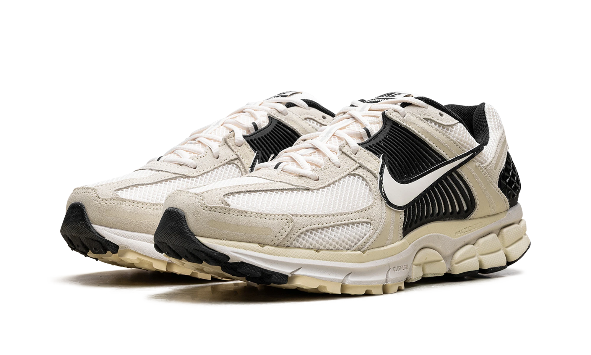 Vue de face de la paire de sneakers Nike Zoom Vomero 5 Alabaster Black multicolore.