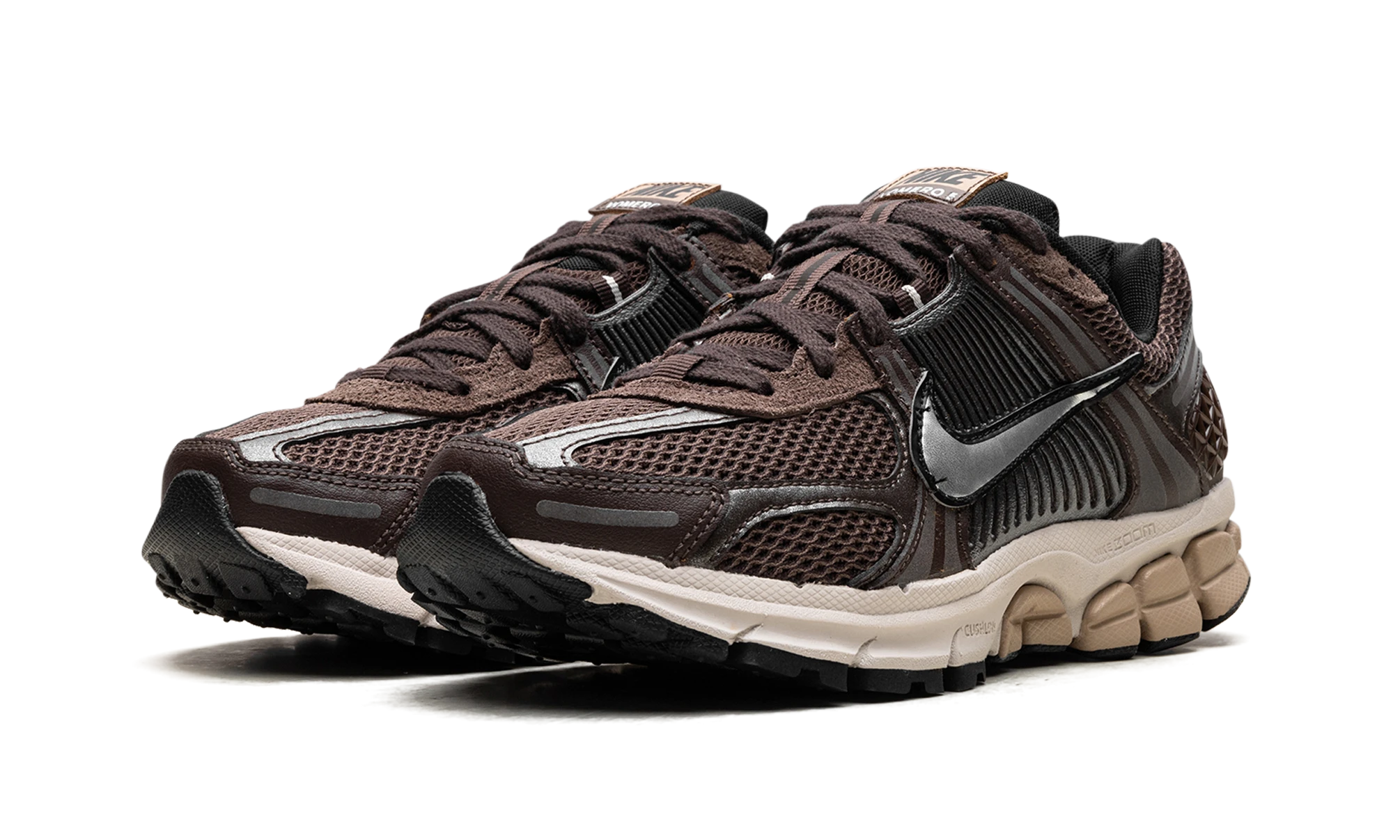 Vue de face de la paire de sneakers Nike Zoom Vomero 5 Baroque Brown multicolore.
