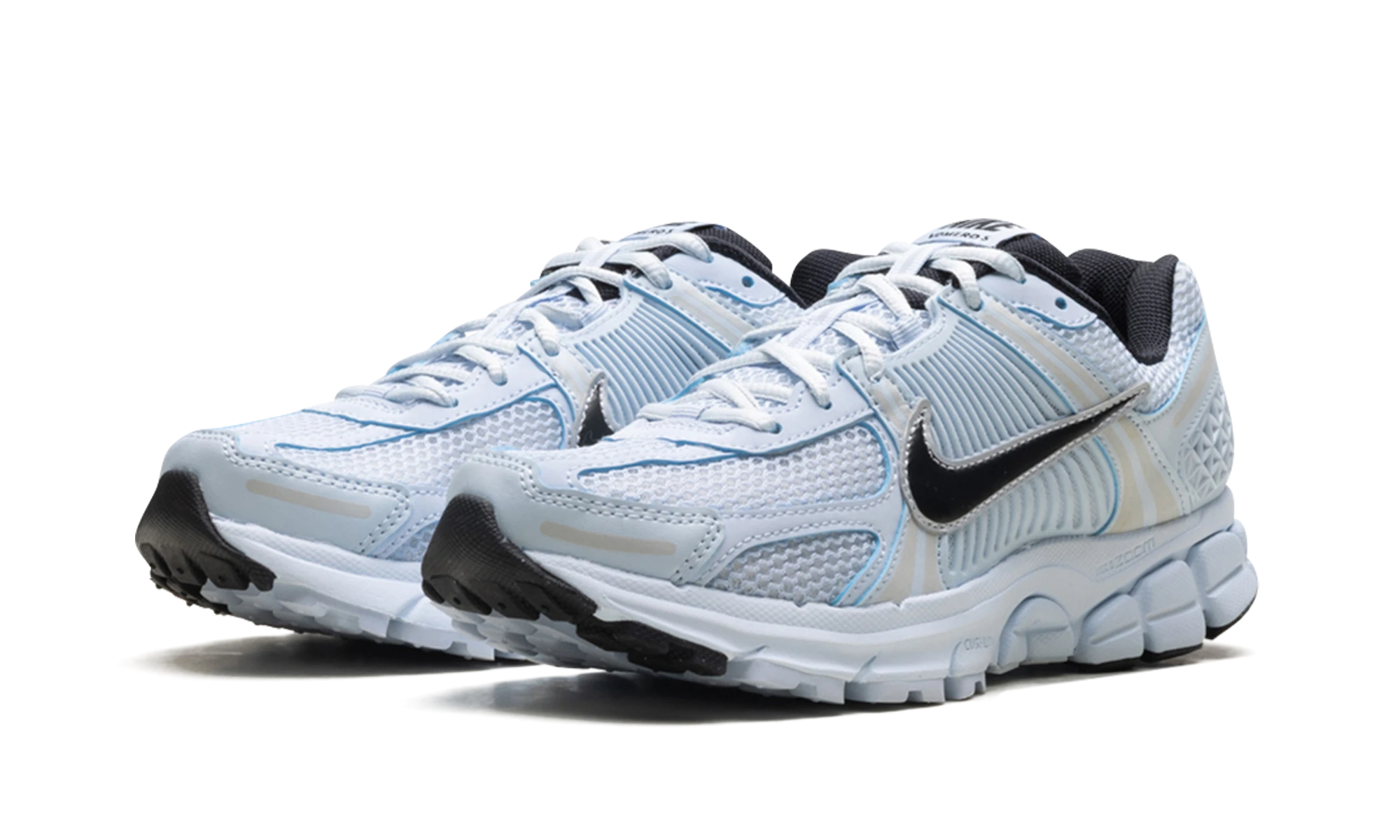 Vue de face de la paire de sneakers Nike Zoom Vomero 5 Blue Tint Platinum Tint Metallic Platinum Black bleu et noir.