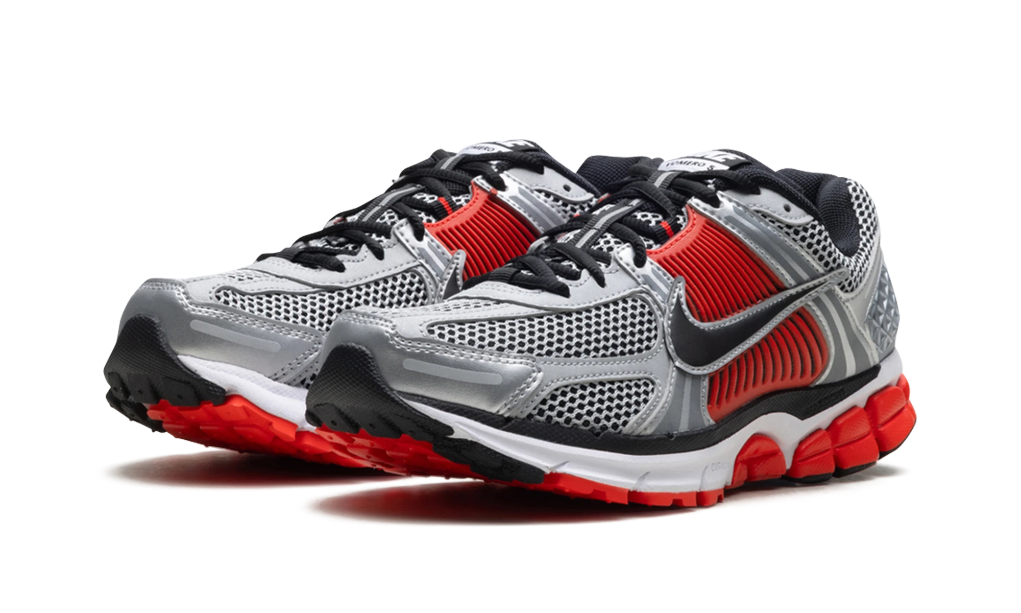 Vue de face de la paire de sneakers Nike Zoom Vomero 5 Bright Crimson Metallic Silver multicolore.