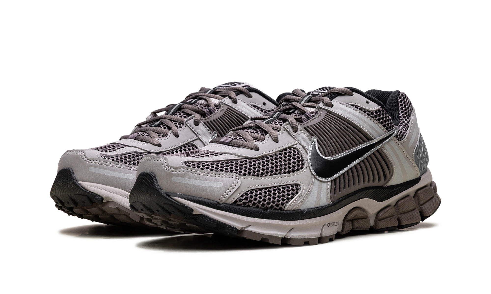 Vue de face de la paire de sneakers Nike Zoom Vomero 5 College Grey Cave Stone multicolore.