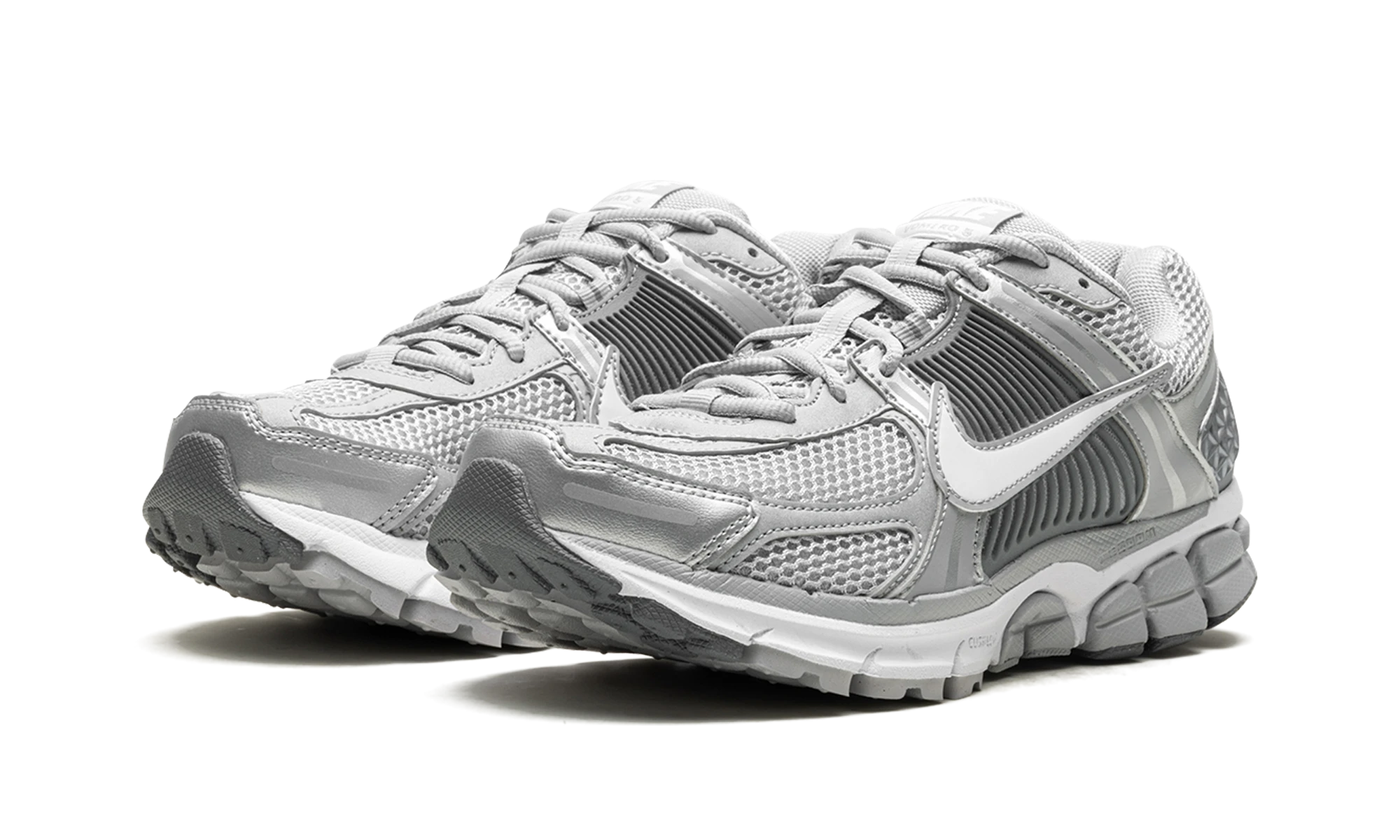 Vue de face de la paire de sneakers Nike Zoom Vomero 5 Cool Grey multicolore.
