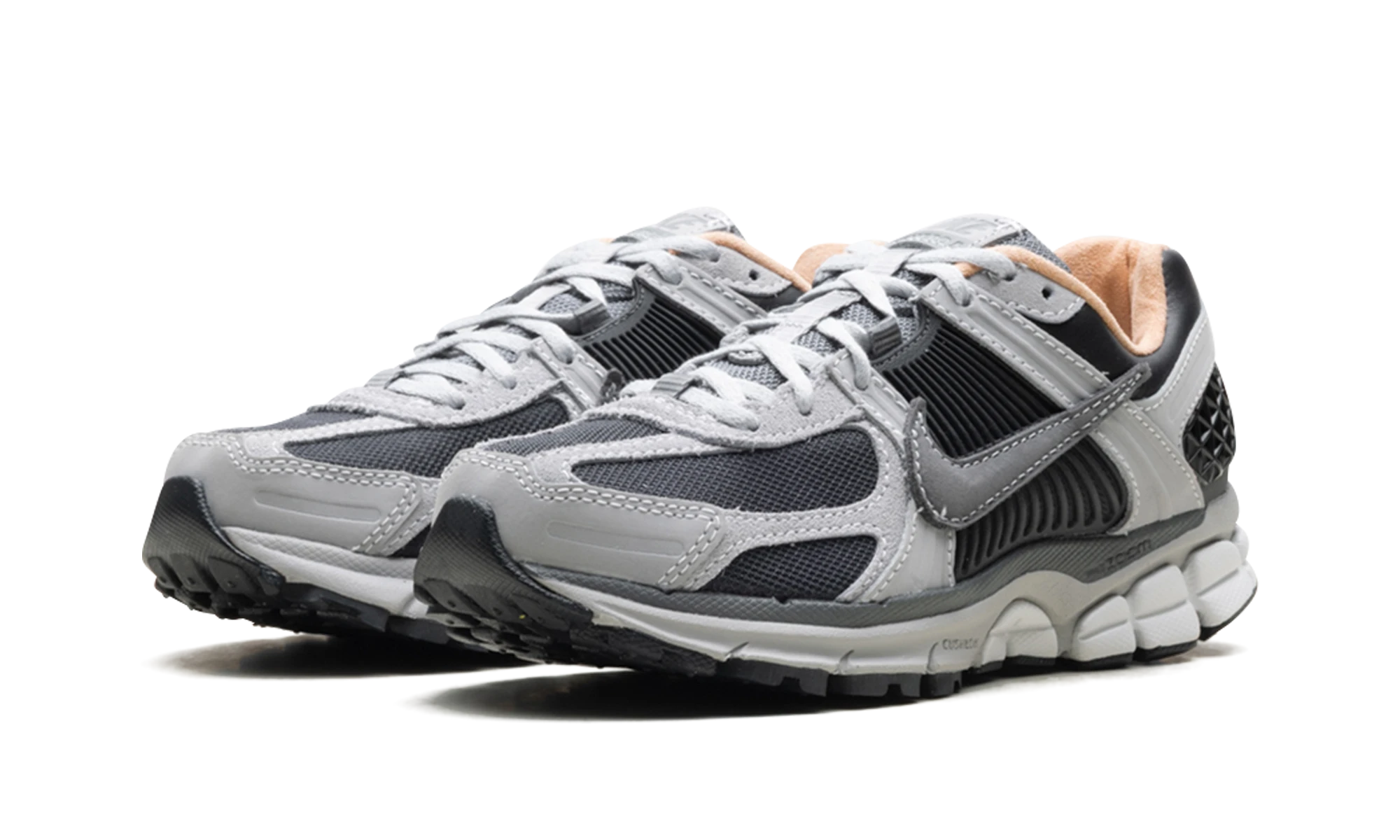 Vue de face de la paire de sneakers Nike Zoom Vomero 5 Dark Smoke Grey Vachetta gris, beige et blanc.