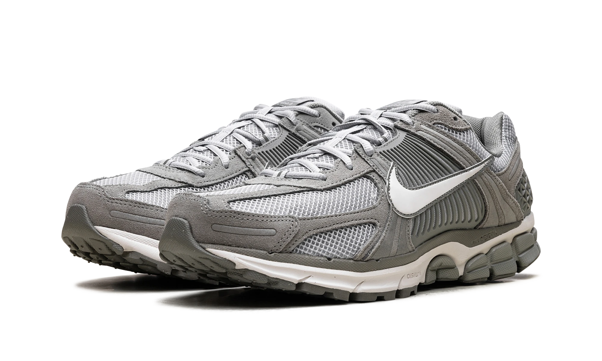 Vue de face de la paire de sneakers Nike Zoom Vomero 5 Dark Stucco noir et gris.