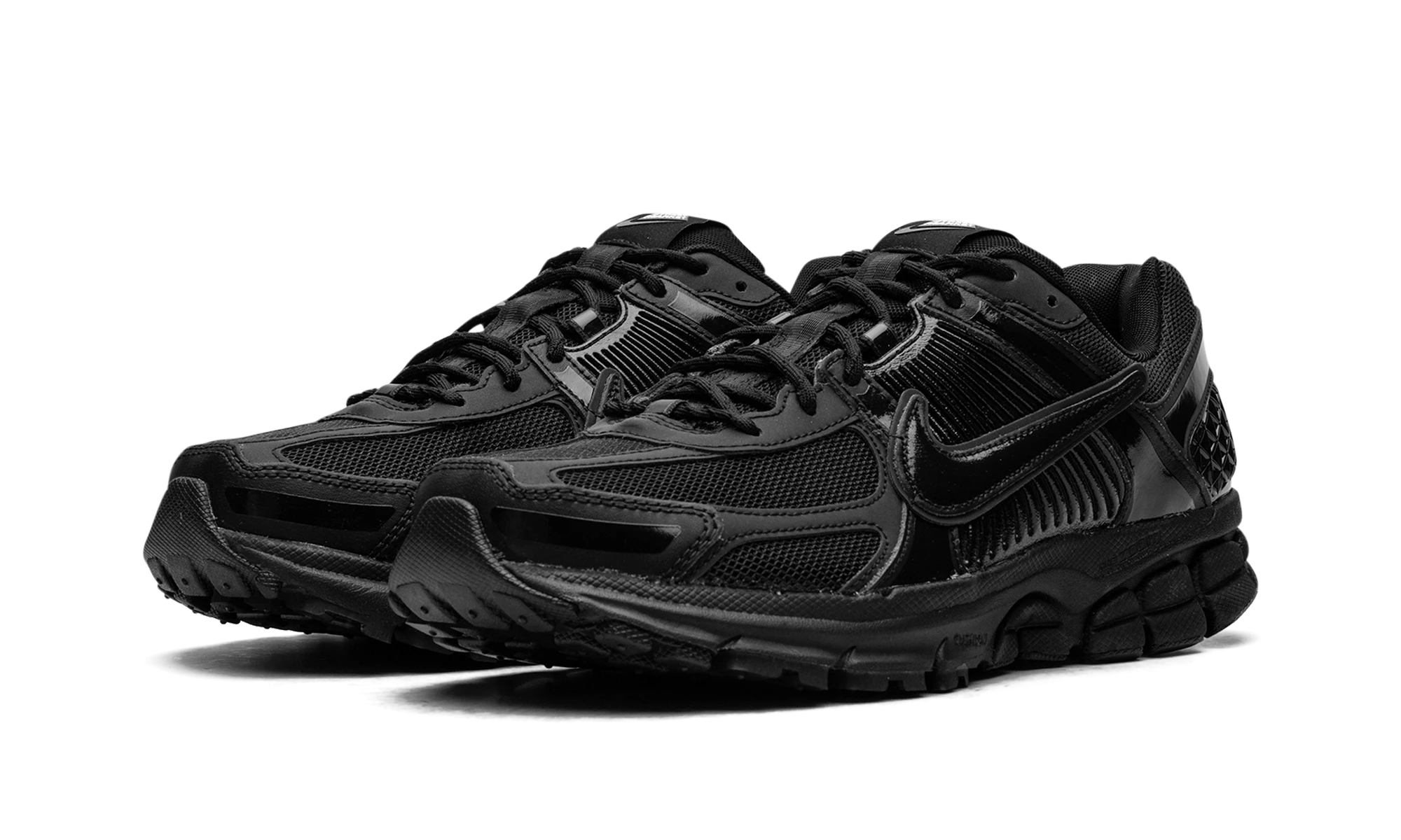 Vue de face de la paire de sneakers Nike Zoom Vomero 5 Dover Street Market 20th Anniversary noir.