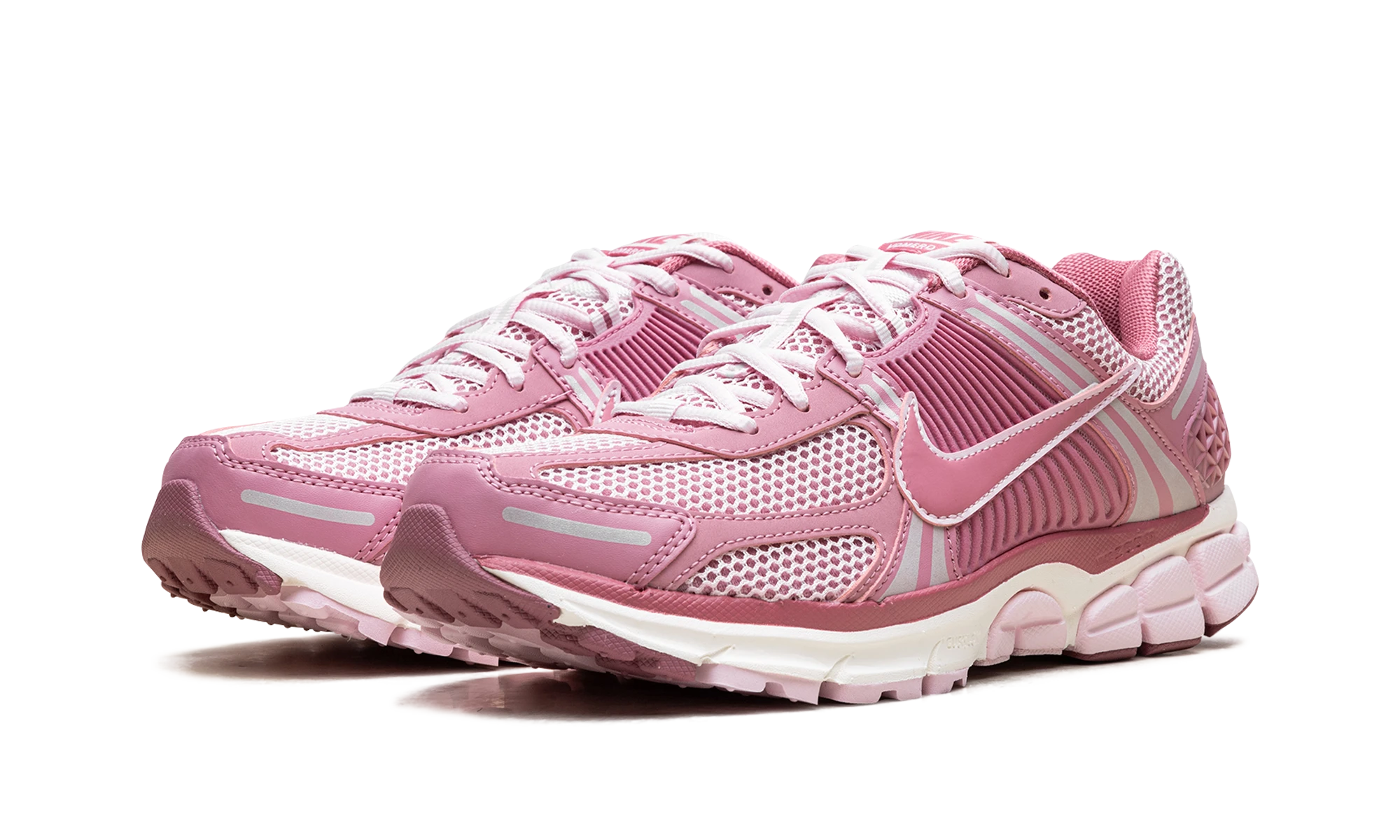 Vue de face de la paire de sneakers Nike Zoom Vomero 5 Elemental Pink rose et beige.
