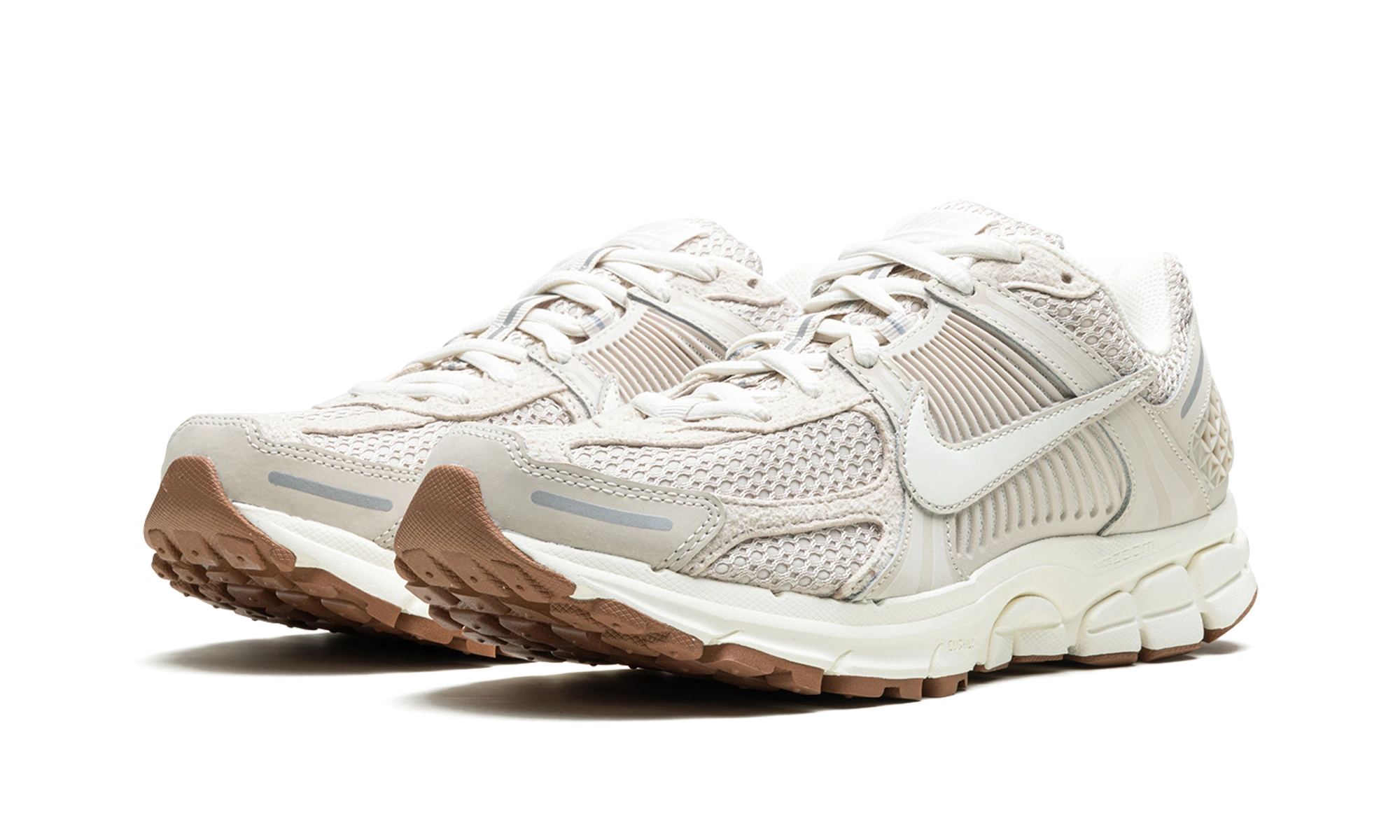 Detail of the inner side of the sneaker Nike Zoom Vomero 5 Light Orewood Brown (FZ3780-101) marron, beige et argent.