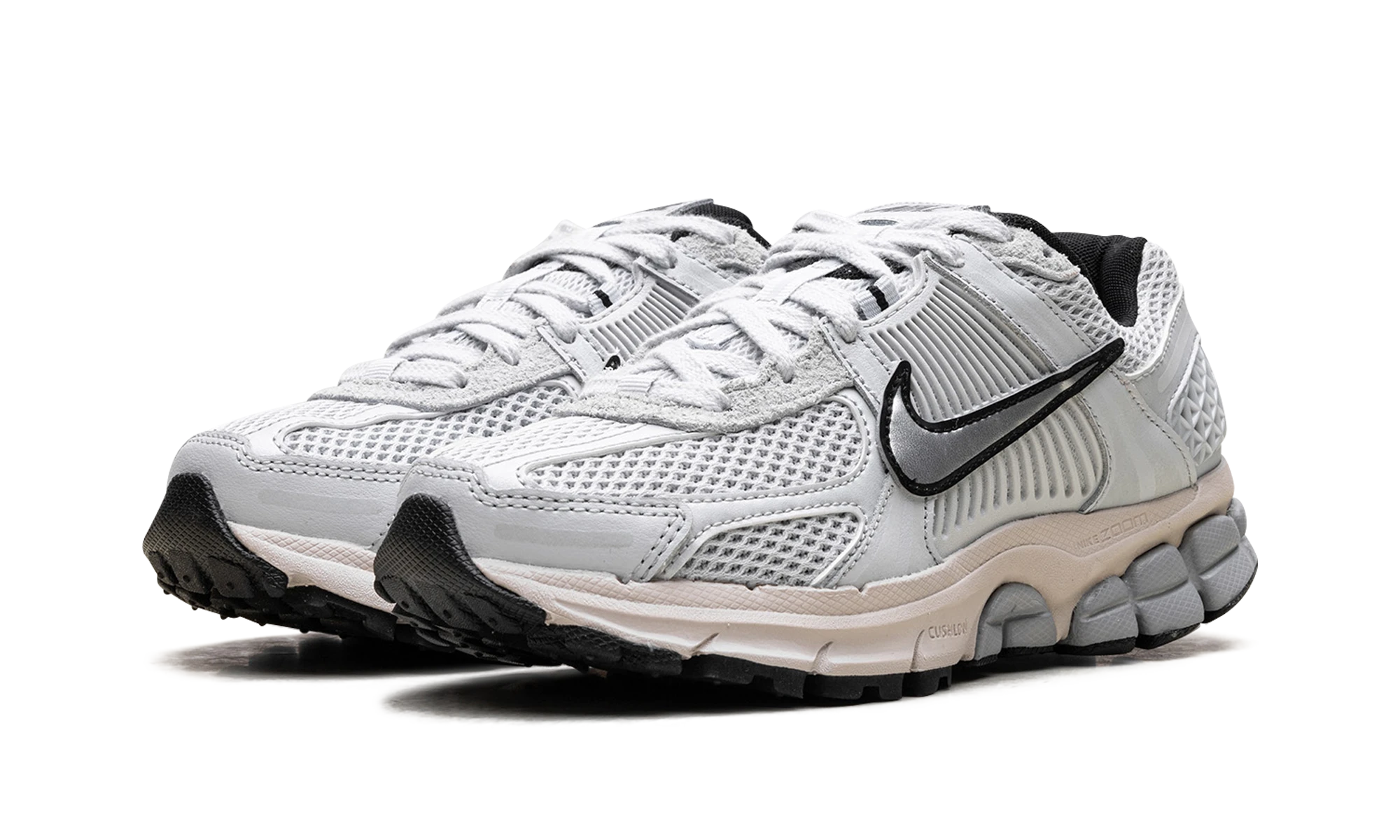 Detalhe do lado interior da sapatilha Nike Zoom Vomero 5 Pure Platinum (FN6742-002) marron.