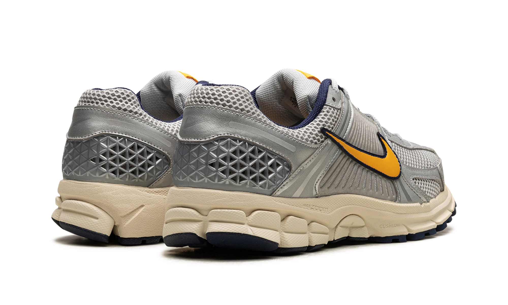 Par superge Nike Zoom Vomero 5 Pure Platinum Laser Orange (FJ4151-001) – novih in pristnih z originalno škatlo.