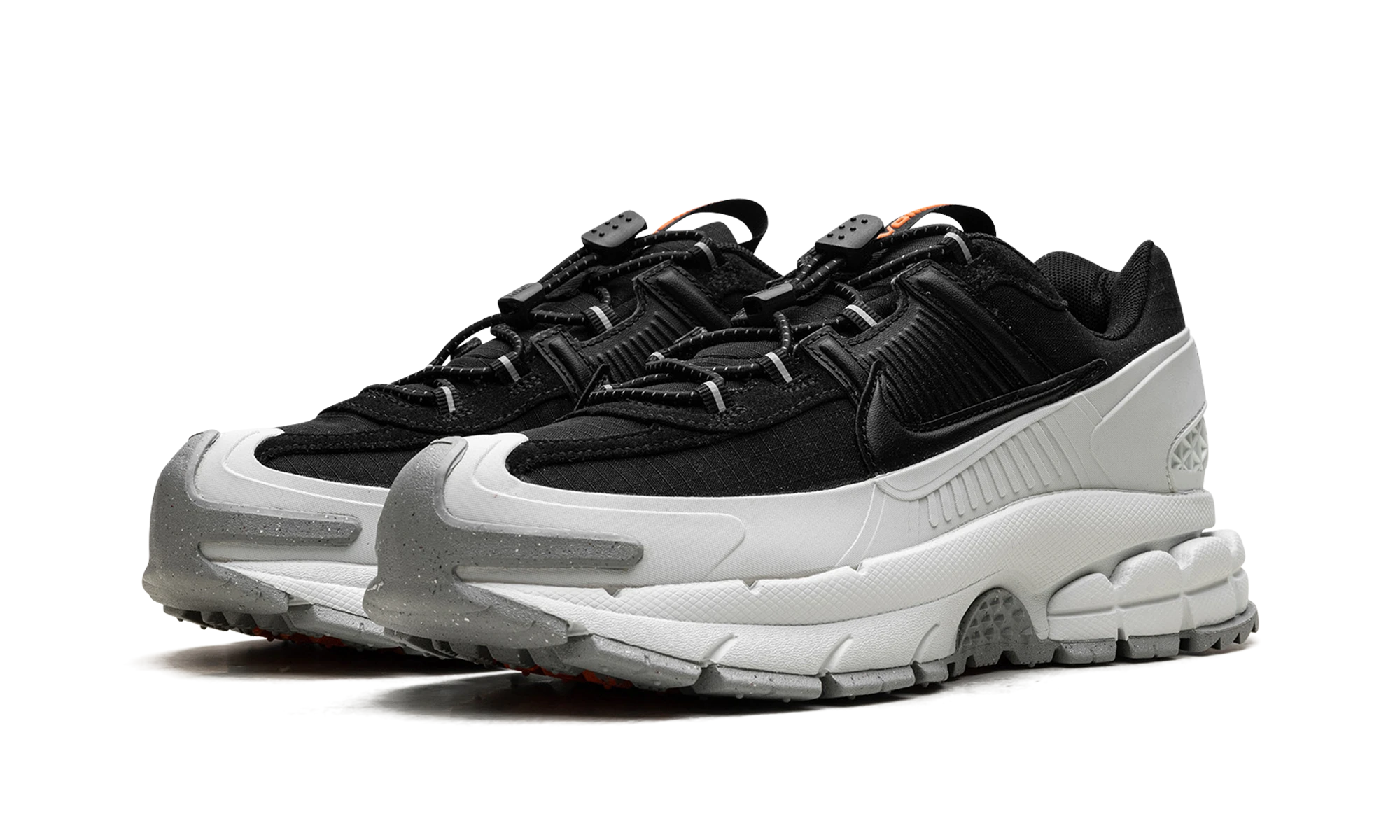 Detail of the inner side of the sneaker Nike Zoom Vomero 5 Roam Black Light Silver (FV2295-001) noir et argent.