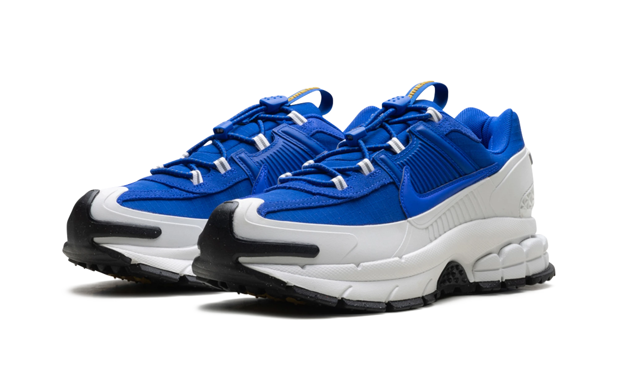 Detail of the inner side of the sneaker Nike Zoom Vomero 5 Roam Racer Blue (FV2295-400) bleu, blanc et noir.
