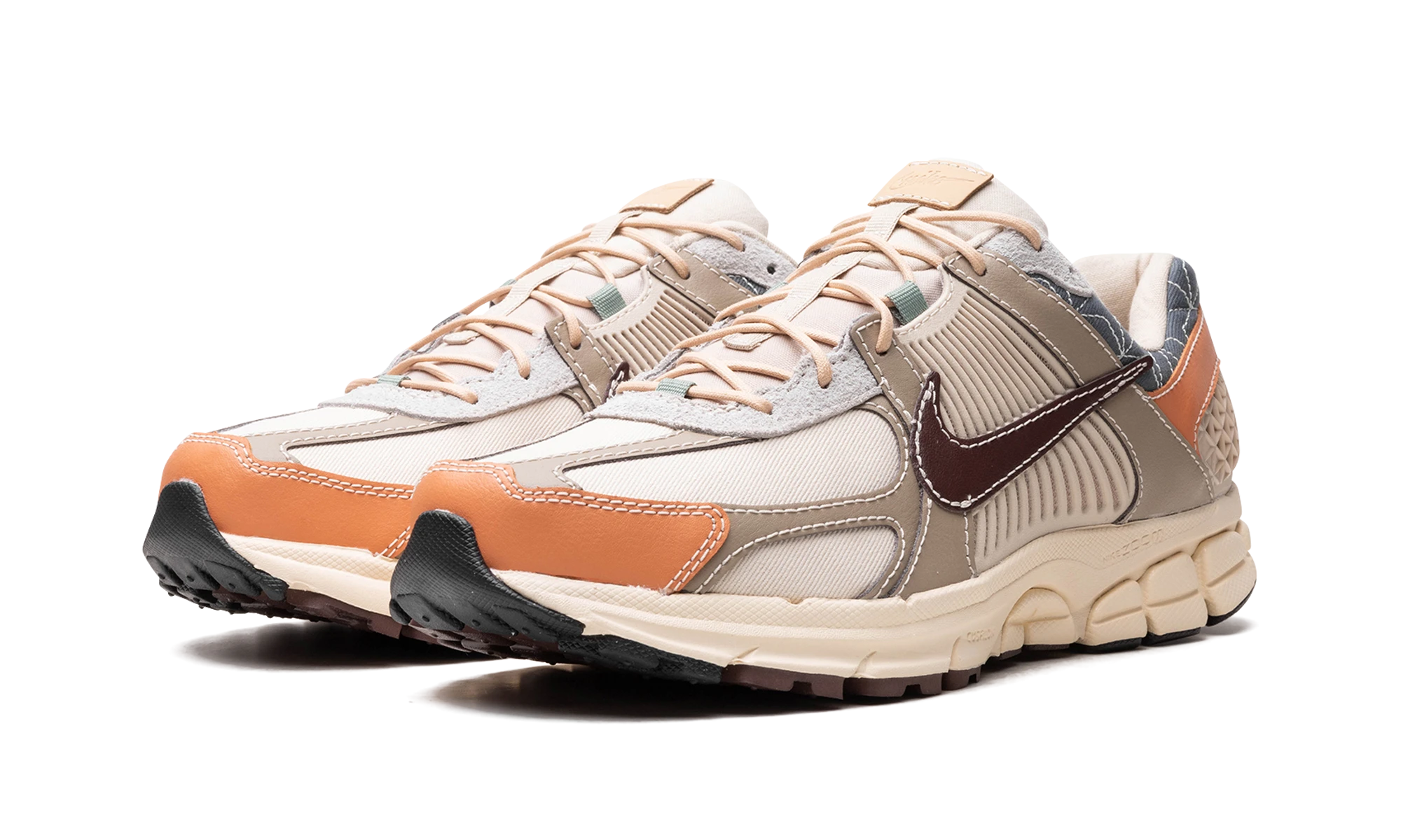 Podrobnost notranje strani superga Nike Zoom Vomero 5 Sashiko (FZ5051-121) beige.
