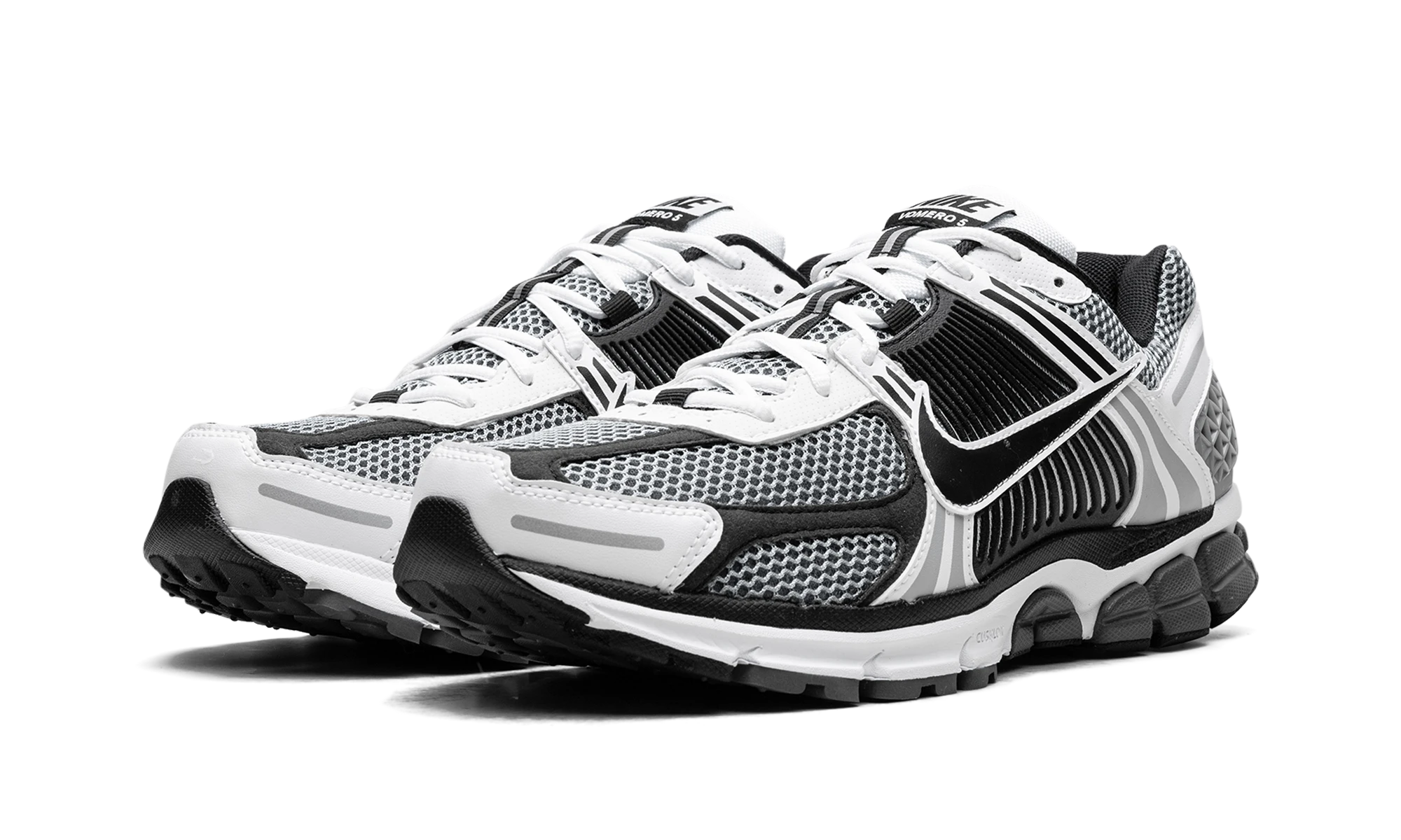 Detail of the inner side of the sneaker Nike Zoom Vomero 5 SE SP Dark Grey Black White (CI1694-001) gris, noir et blanc.
