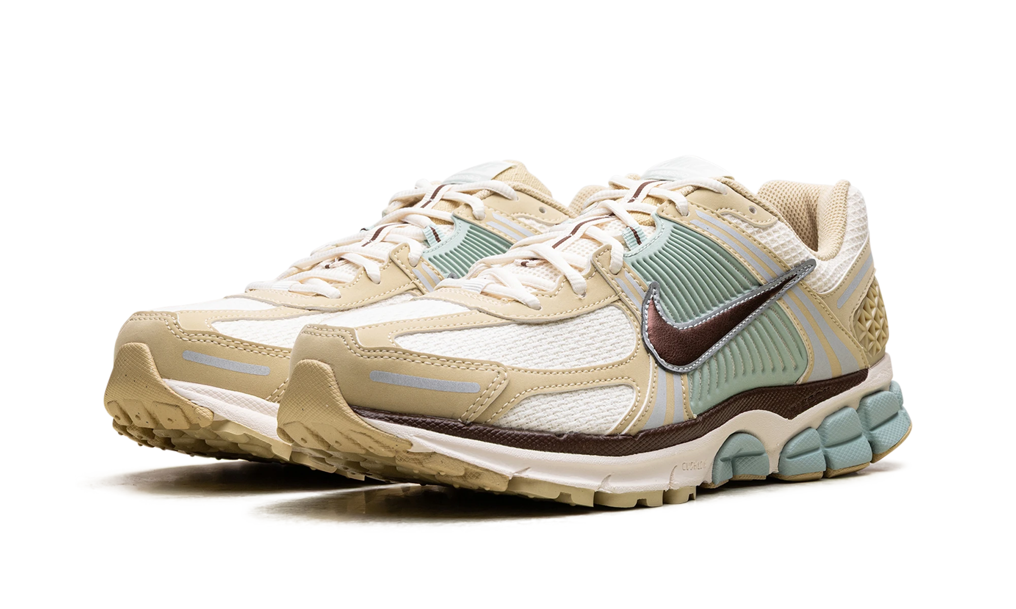 Detail of the inner side of the sneaker Nike Zoom Vomero 5 Team Gold Seafoam (IB2987-700) or, blanc et marron.