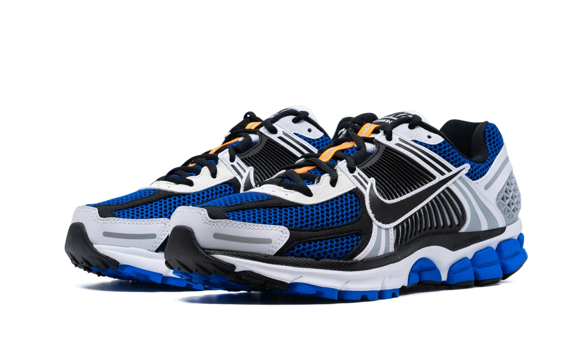 Detail of the inner side of the sneaker Nike Zoom Vomero 5 White Racer Blue Black (CI1694-100) multicolore.