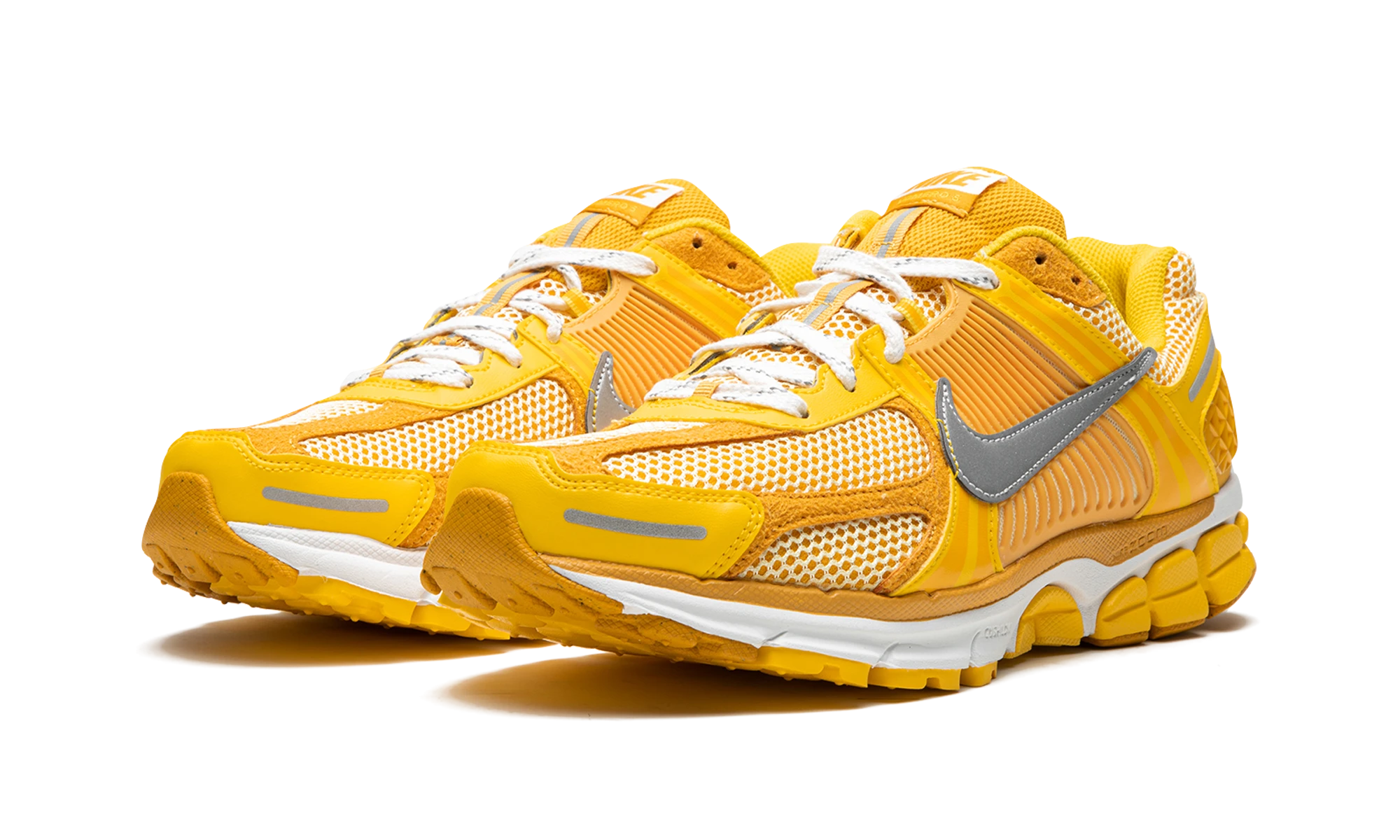 Detail of the inner side of the sneaker Nike Zoom Vomero 5 Yellow Ochre (FJ4453-765) jaune, argent et orange.