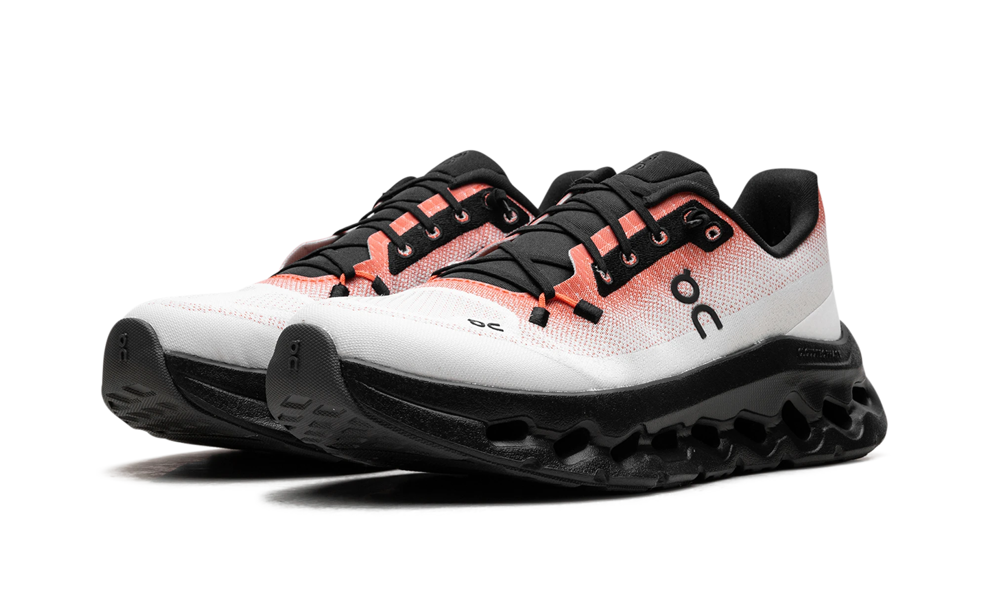 Vue de face de la paire de sneakers On Running Cloudtilt Flame Eclipse multicolore.