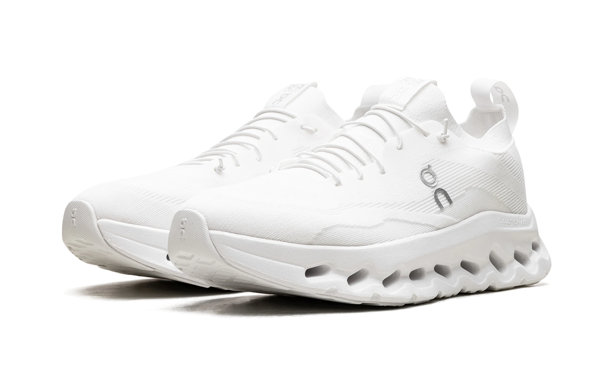 Vue de face de la paire de sneakers On Running Cloudtilt LOEWE All White blanc.