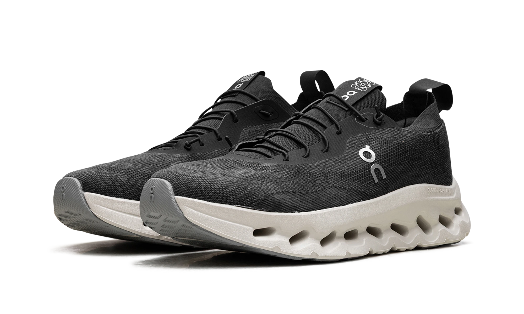 Vue de face de la paire de sneakers On Running Cloudtilt LOEWE Denim Grey gris.