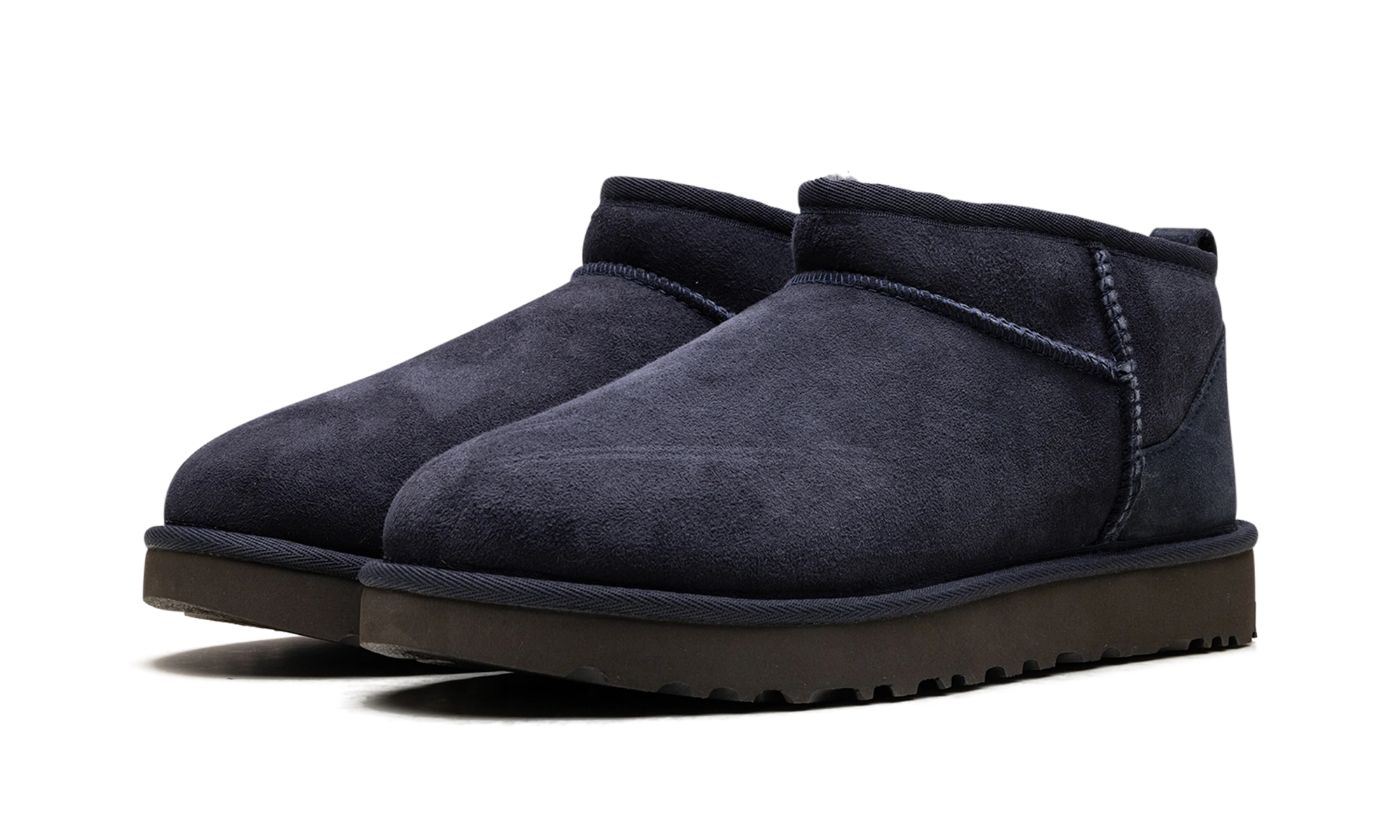 Vue de face de la paire de bottes UGG Classic Ultra Mini Boot Eve Blue multicolore.