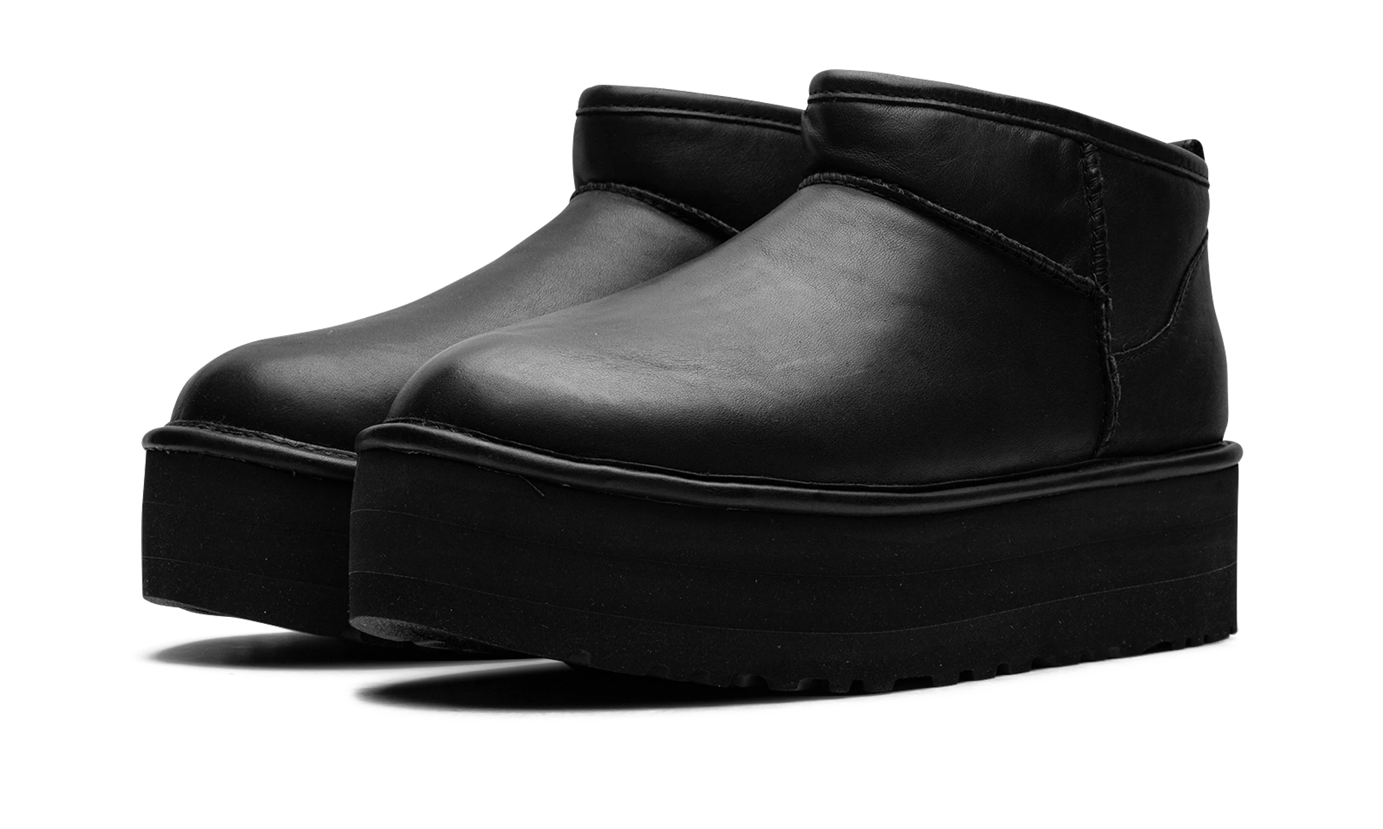 Vue de face de la paire de bottes UGG Classic Ultra Mini Platform Boot Black Leather multicolore.