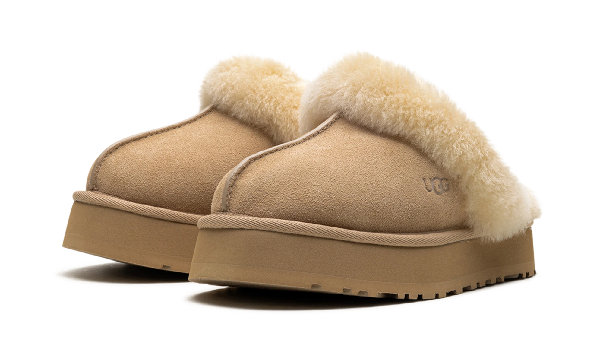 Detalle del lado interior de la zapatilla de casa UGG Disquette Slipper Sand (1122550-SAN) beige.