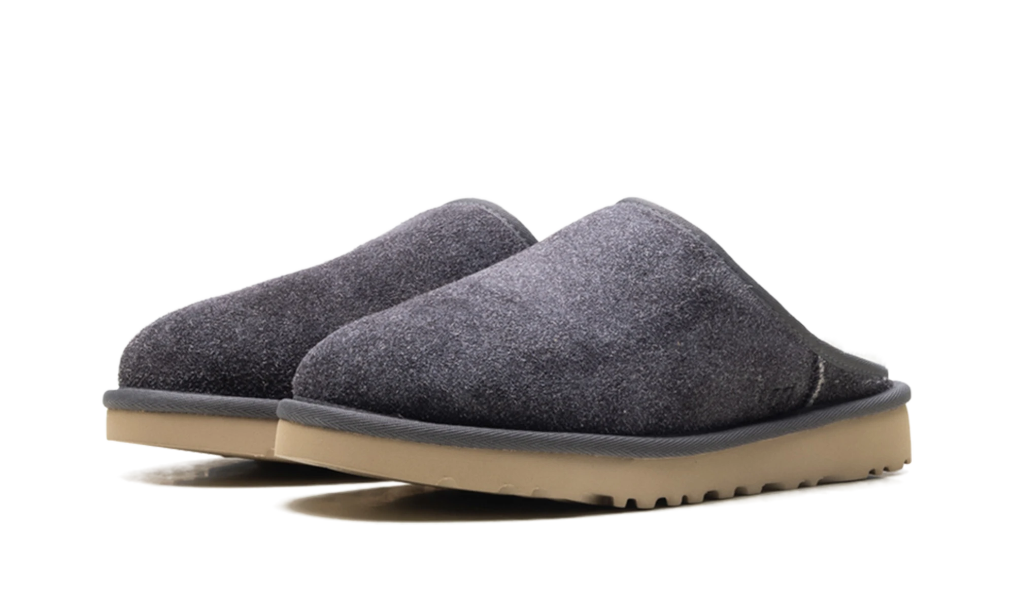 Detail of the inner side of the slipper UGG Classic Slip-On Shaggy Suede Slipper Dark Grey gris.